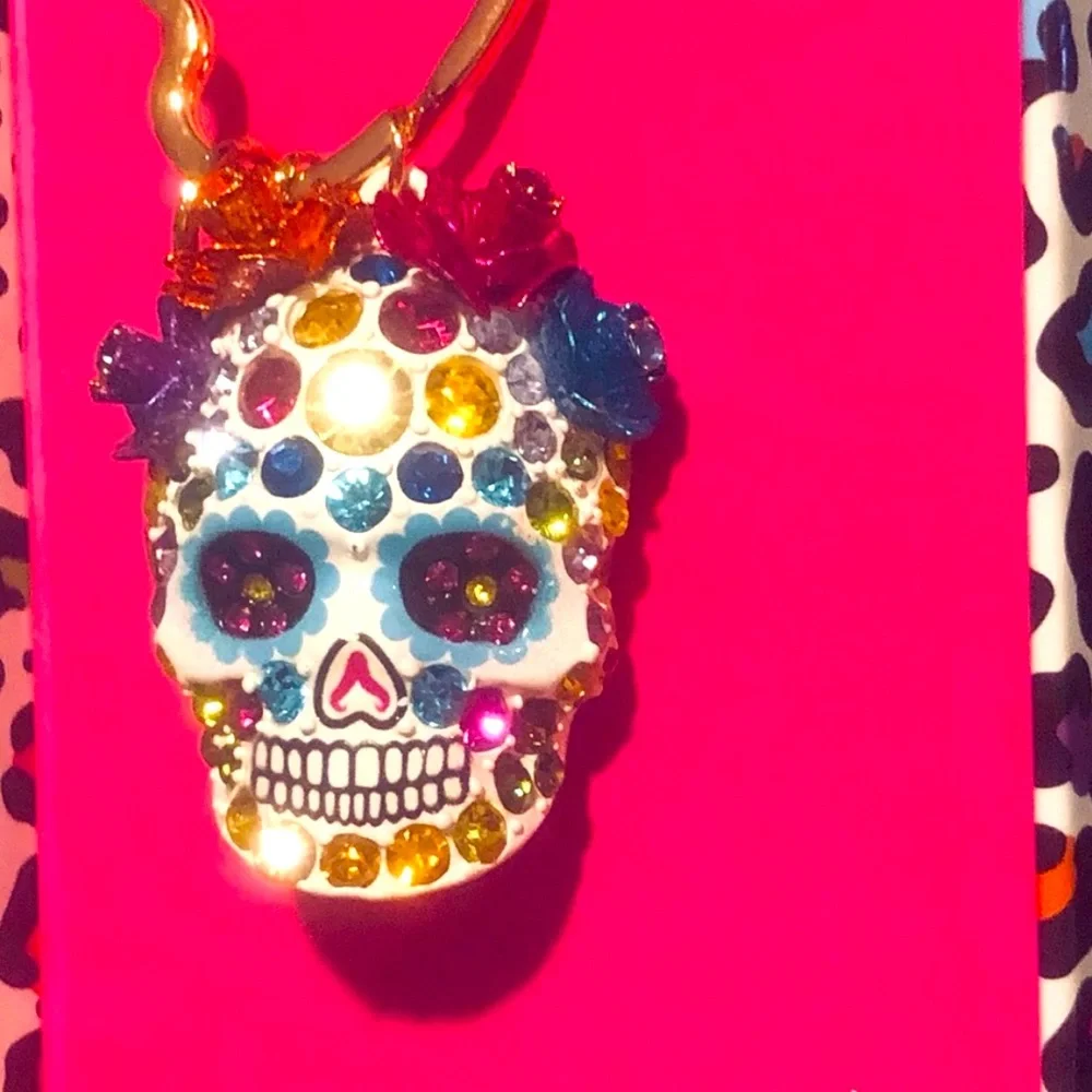 NWT ⚜️💖⚜️ Betsey Johnson Gorgeous Sugar Skull Keychain Bag Charm